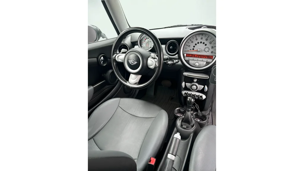 Used 2009 White MINI S image 11