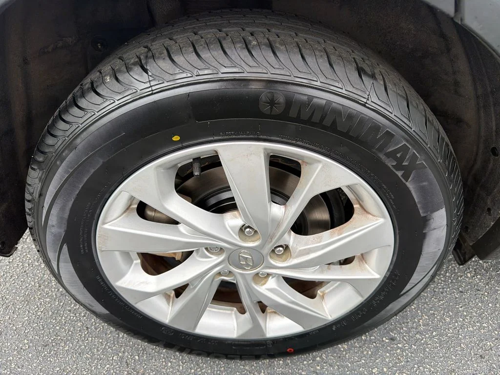 Used 2019 Silver Hyundai SE image 17