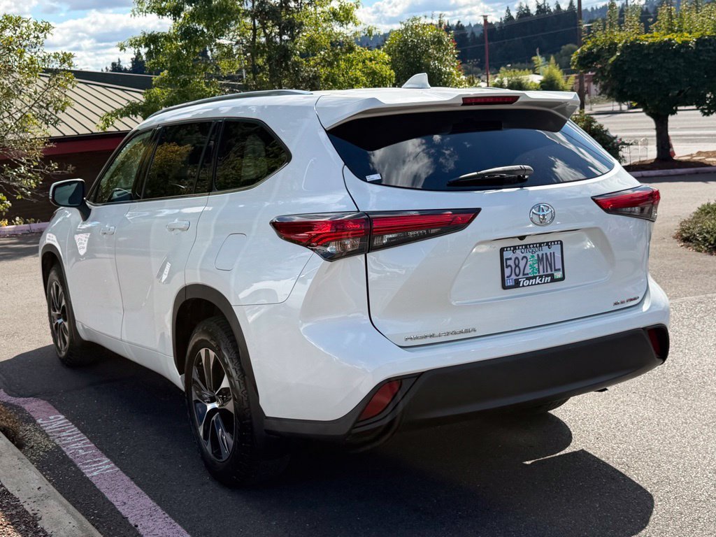 Used 2021 White Toyota XLE image 5
