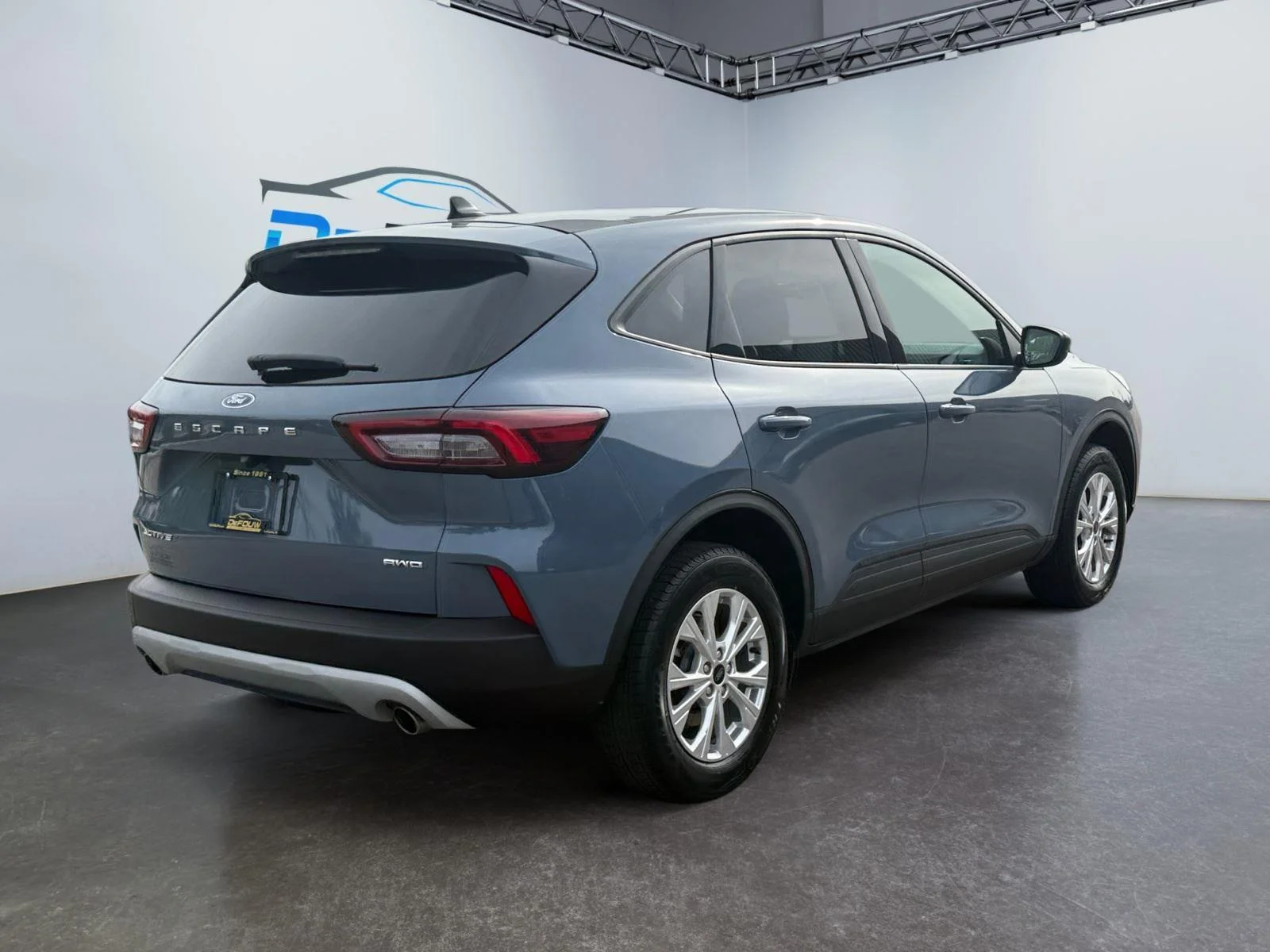 Used 2025 Vapor Blue Ford Active image 3