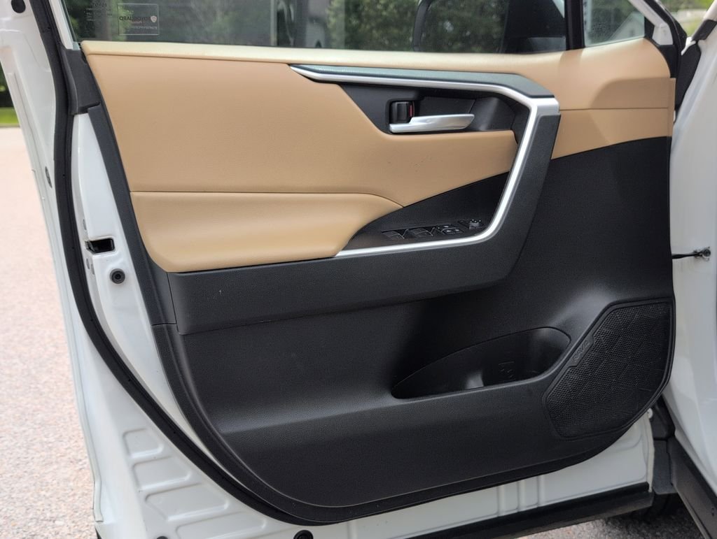 Used 2023 White Toyota XLE image 8