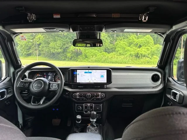 Used 2024  Jeep Sport S image 12