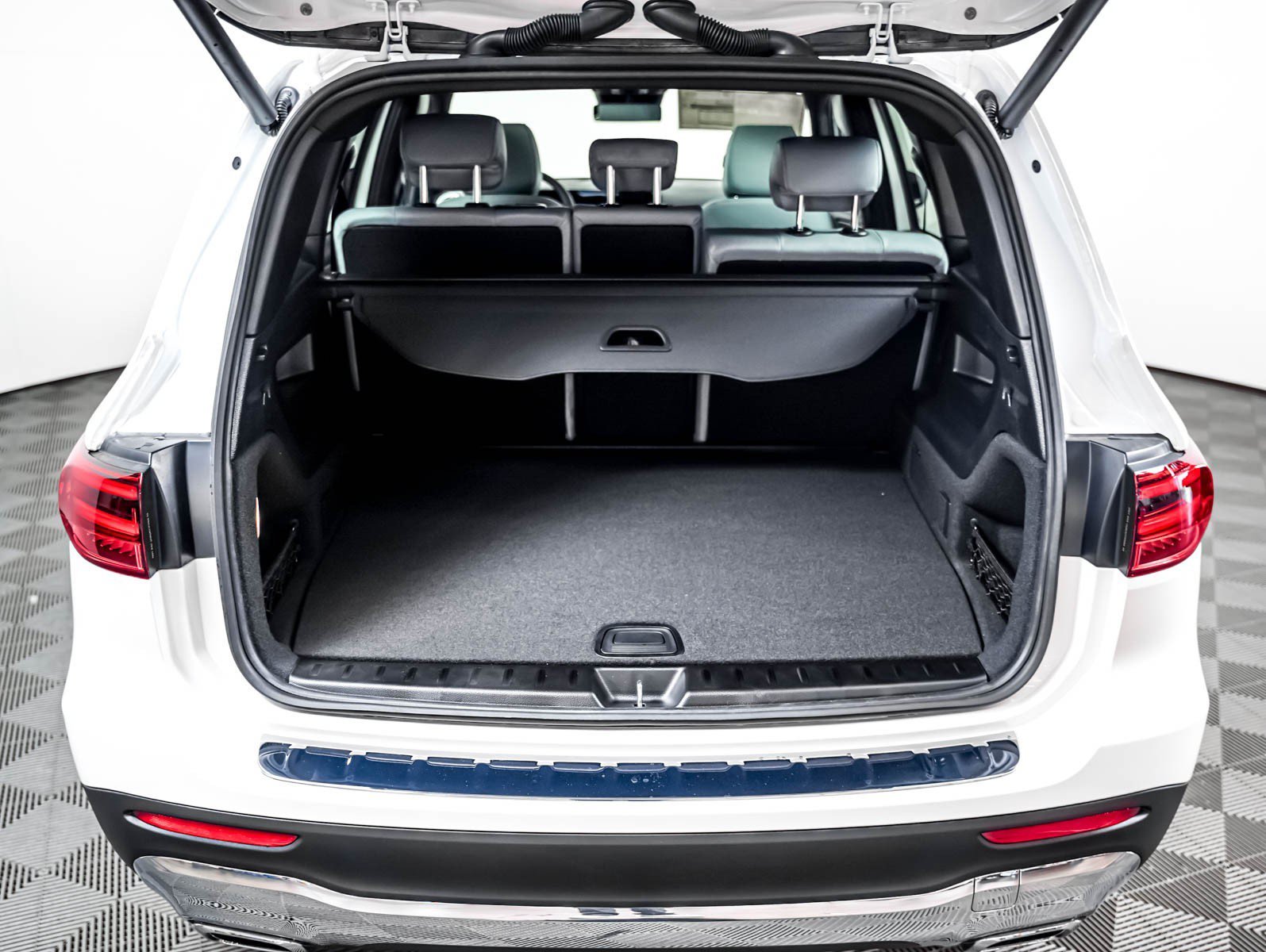 New 2026 Polar White Mercedes-Benz GLB 250 image 5