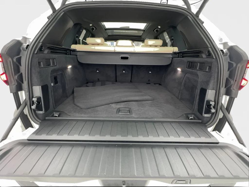 Used 2021 White BMW sDrive40i image 18