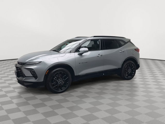 Used 2025 Sterling Gray Metallic Chevrolet RS image 41