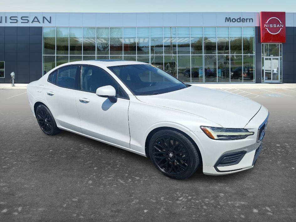 Used 2020 Crystal White Pearl Metallic Volvo Momentum image 3