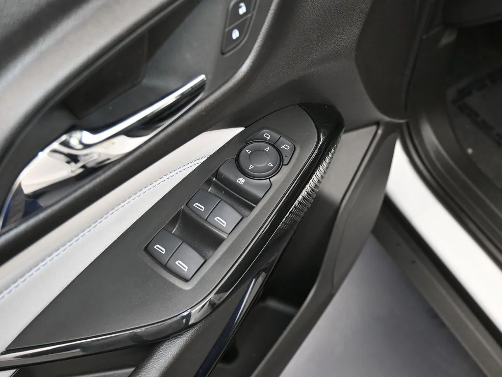 Used 2025 Summit White Chevrolet LT image 13