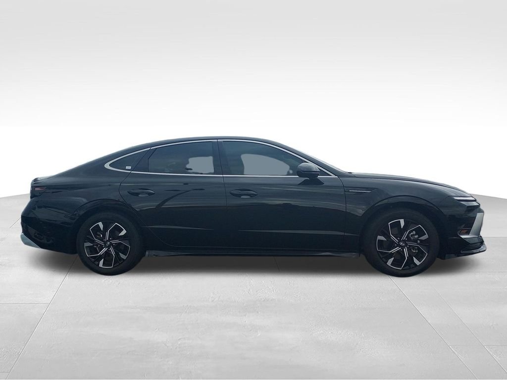 Used 2024 Black Hyundai SEL image 6