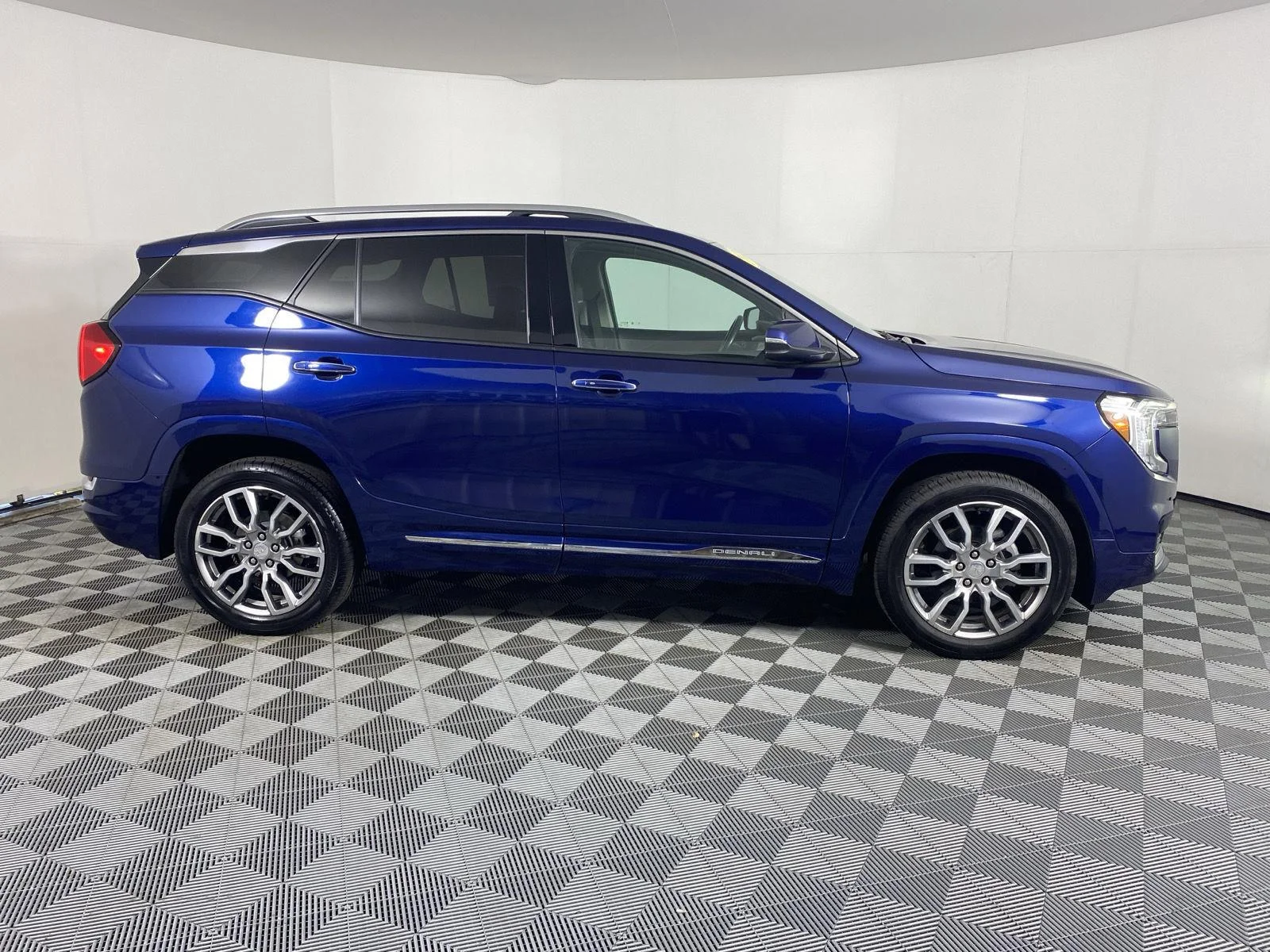 Used 2022 Marine Metallic GMC Denali image 10