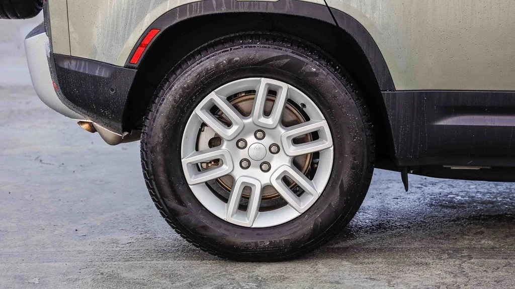 Used 2024  Land Rover S image 12