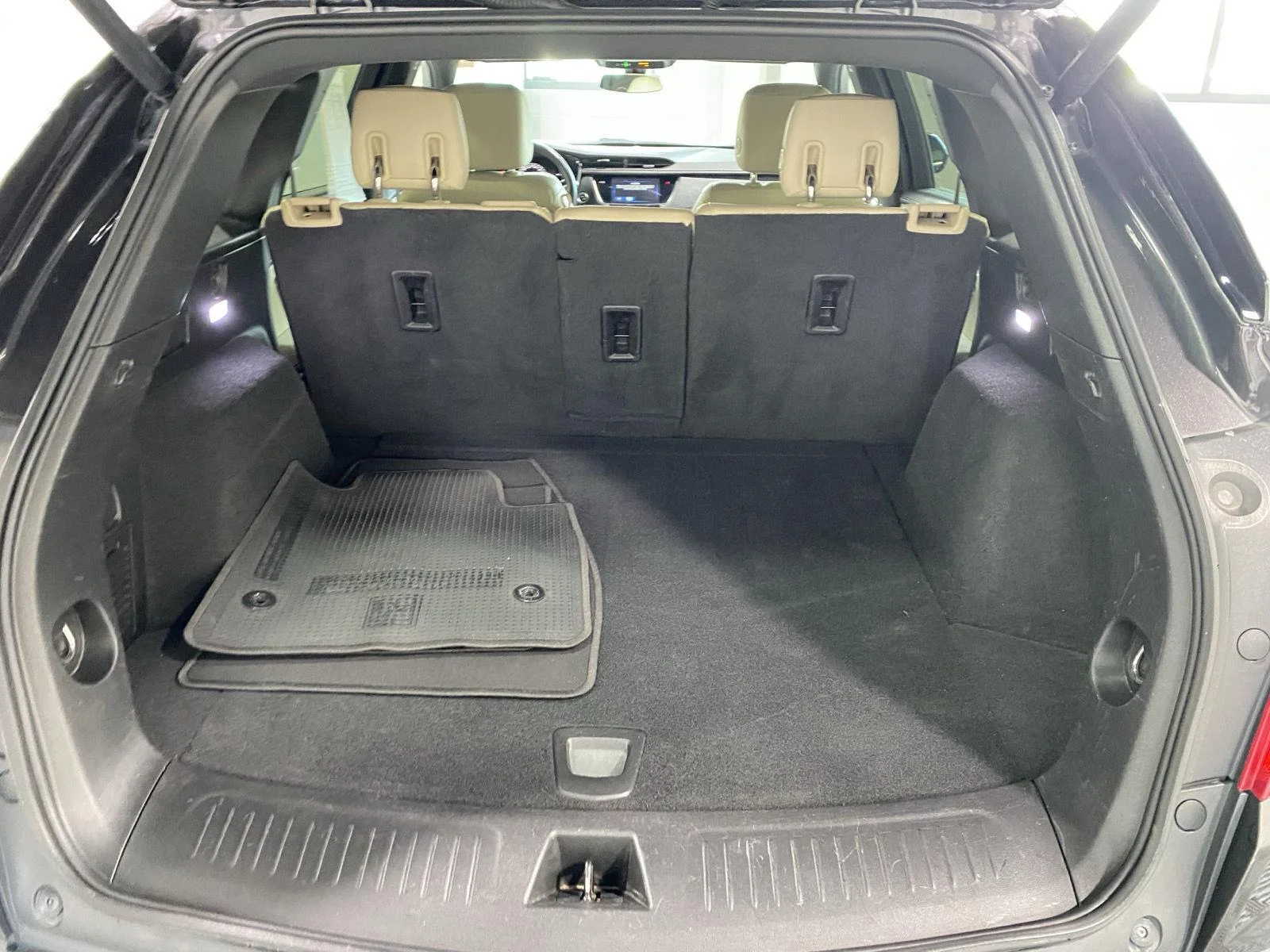 Used 2018 Dark Granite Metallic Cadillac FWD image 14