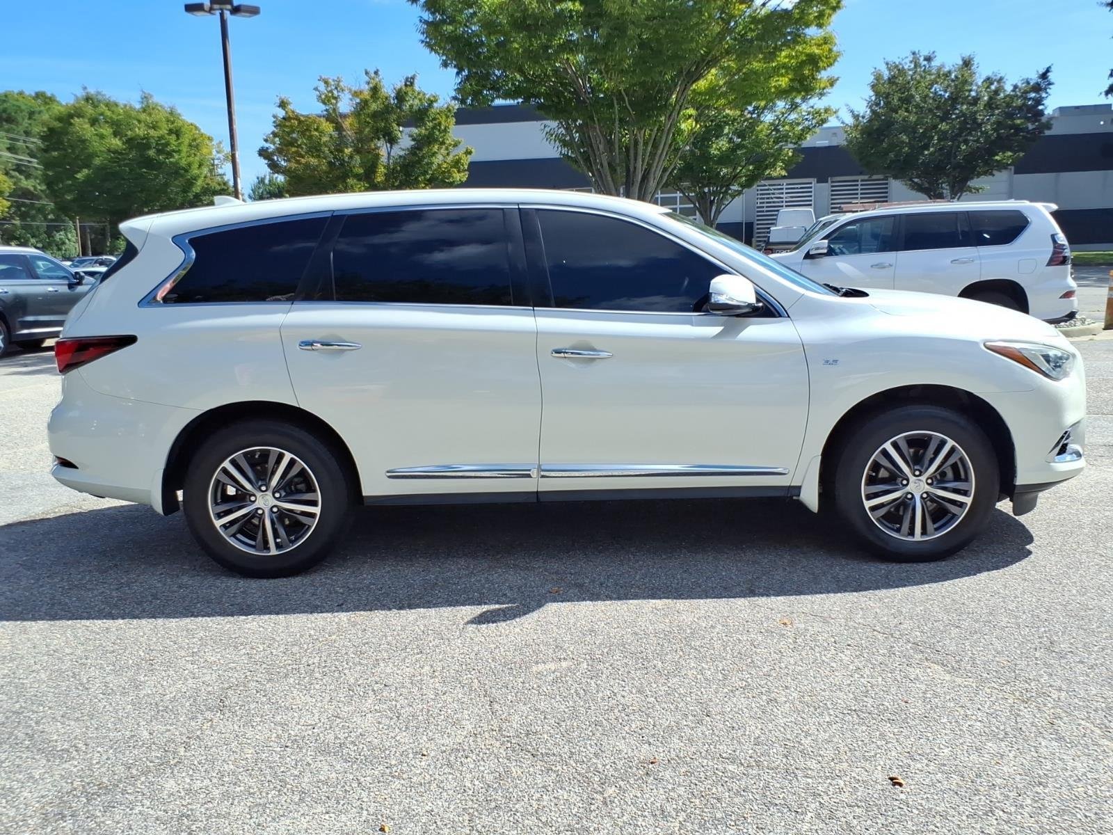 Used 2017 Majestic White INFINITI  image 7