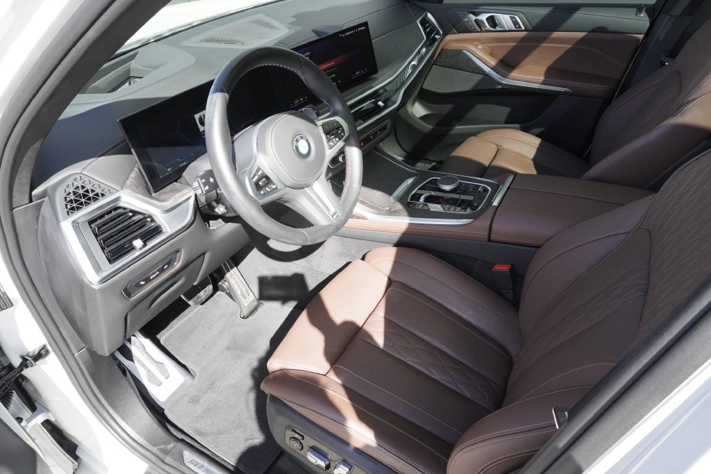 Used 2025 White BMW M60i image 18