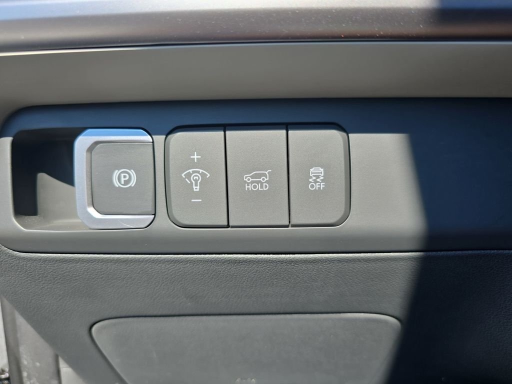 Used 2025 Silver Hyundai SEL image 28