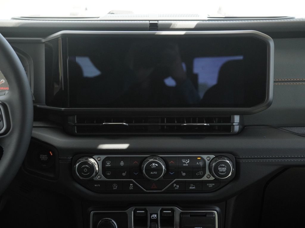 New 2026 Bright White Clear-Coat Exterior Paint Jeep Mojave image 25