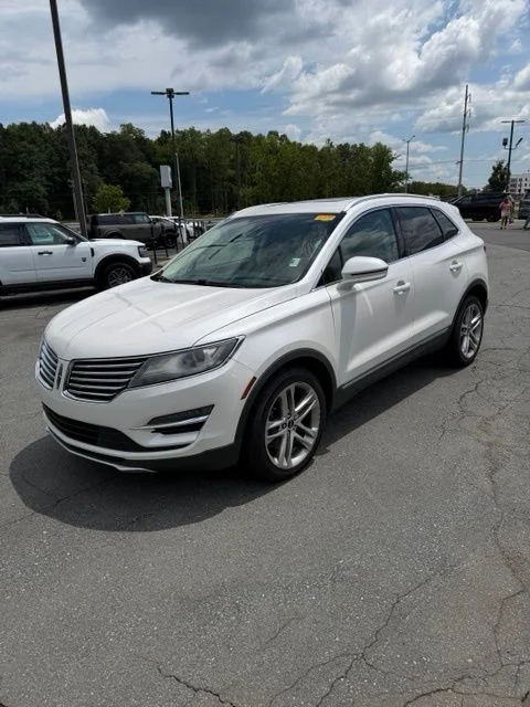 Used 2015 White Lincoln Base image 3