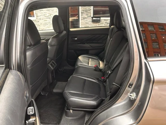 Used 2022  Mitsubishi  image 17