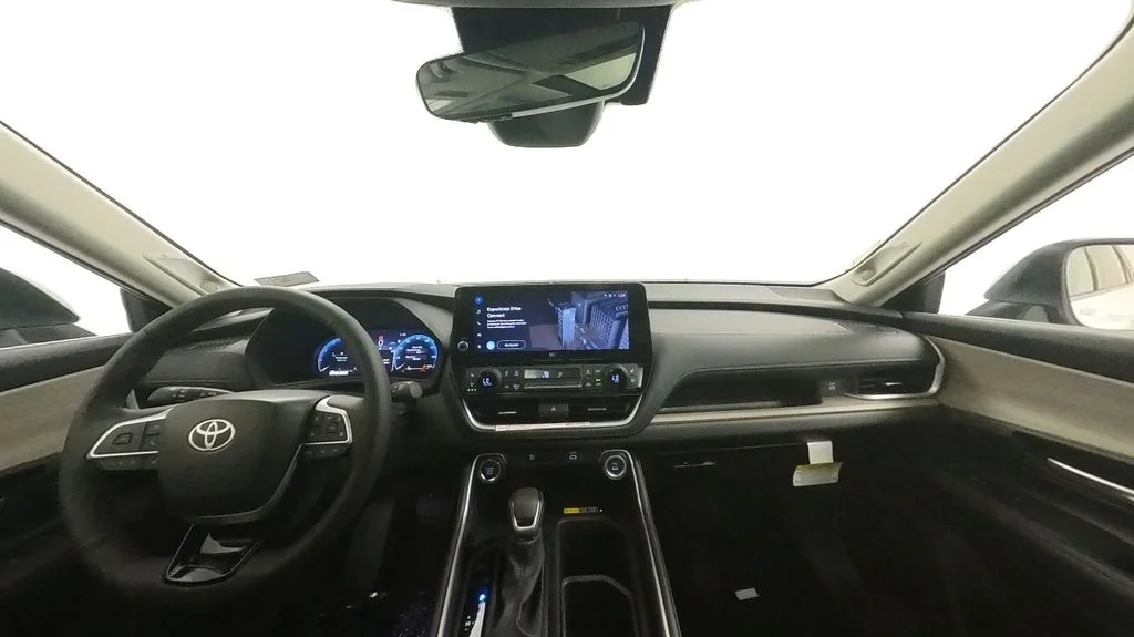 Used 2025  Toyota Limited image 32