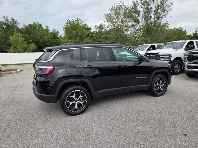 New 2026 Diamond Black Crystal Pearl-Coat Exterior Paint Jeep Limited image 13