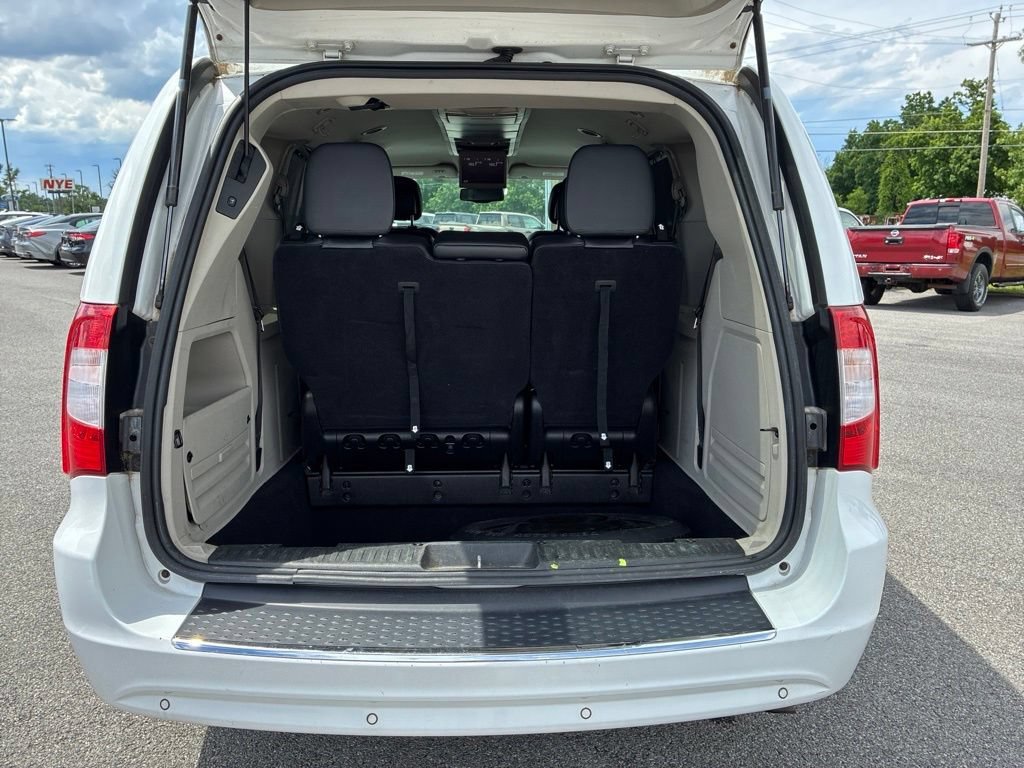 Used 2015 Bright White Clearcoat Chrysler Touring-L image 14