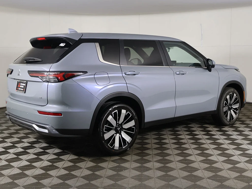 New 2026 Gray Mitsubishi SE image 12