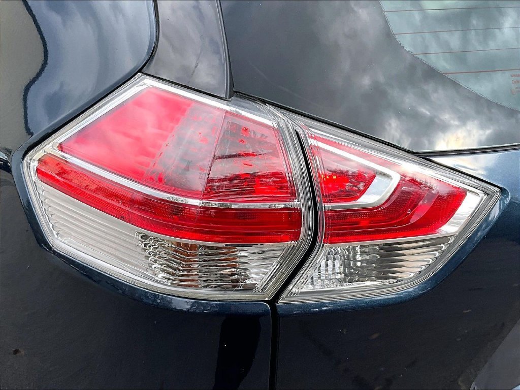 Used 2015 Arctic Blue Metallic Nissan S image 34