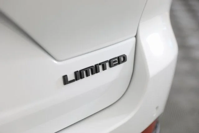 New 2025 Bright White Clear-Coat Exterior Paint Jeep Limited image 33
