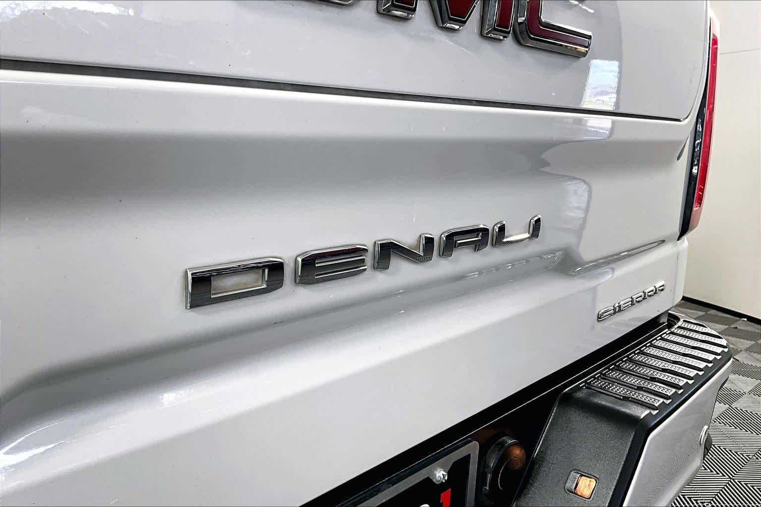 Used 2020 White Frost Tricoat GMC Denali image 7