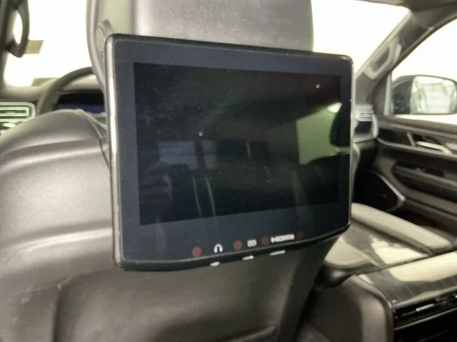 Used 2022 Diamond Black Crystal Pearlcoat Jeep Series III image 26
