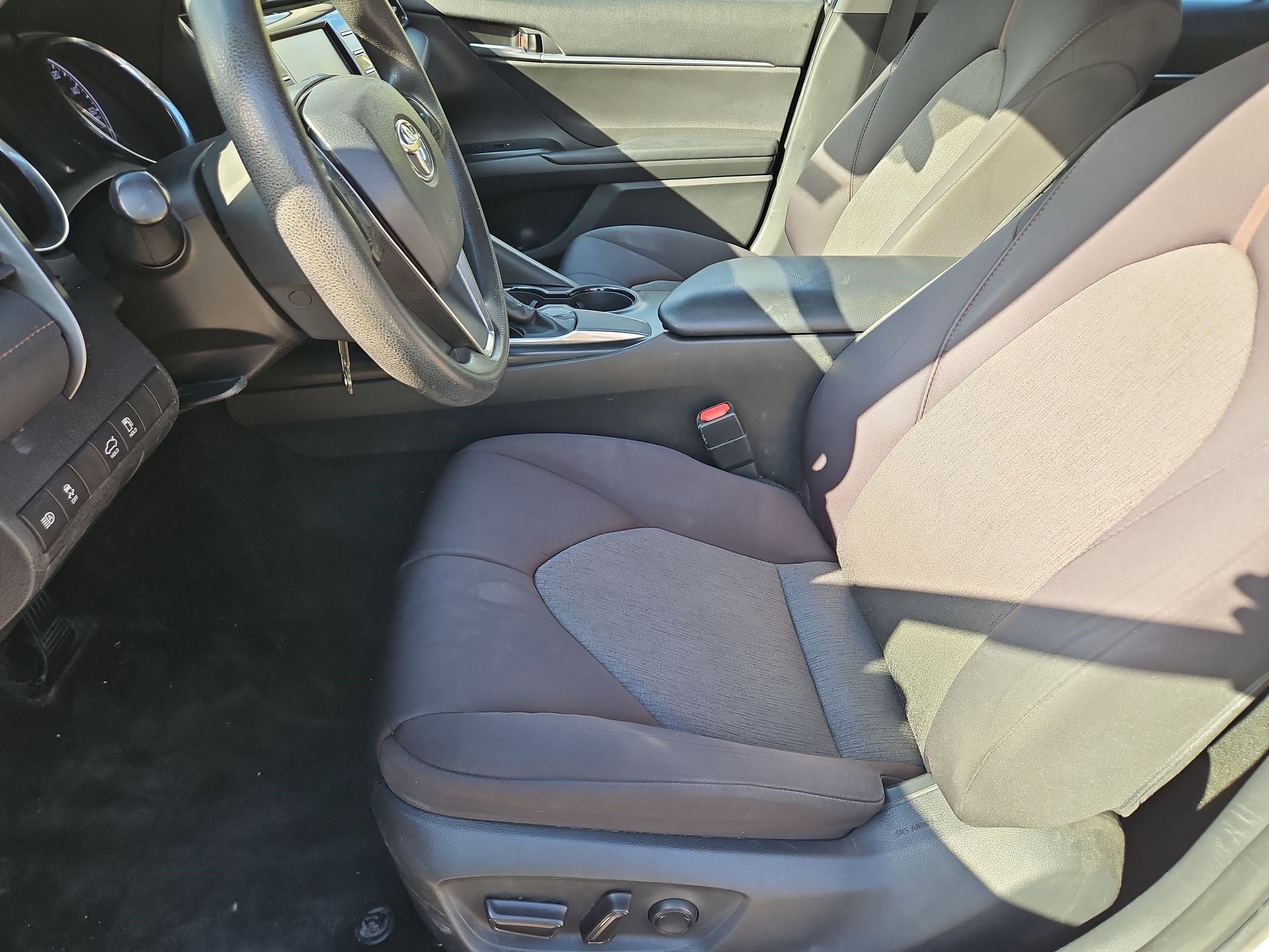 Used 2019 White Toyota LE image 22