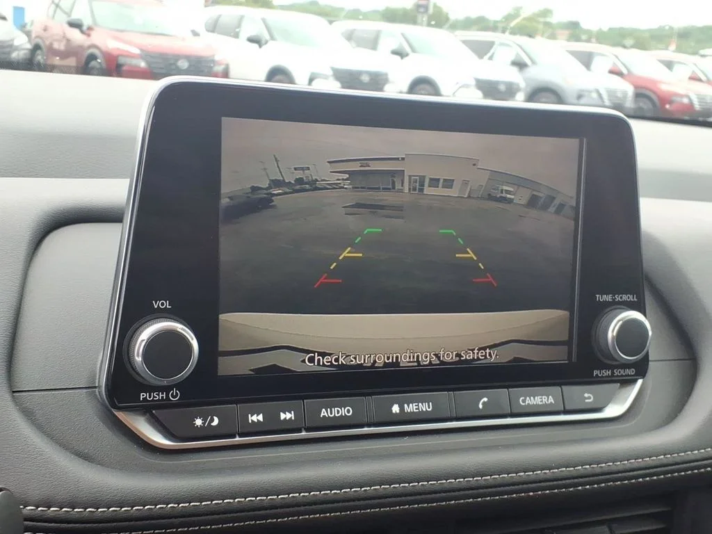 Used 2025 White Nissan S image 19