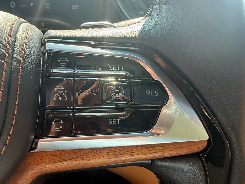 Used 2023 Gray Jeep Summit Reserve image 14