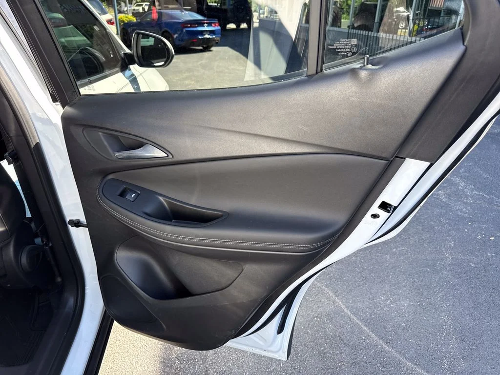 Used 2022 Summit White Buick Select image 31