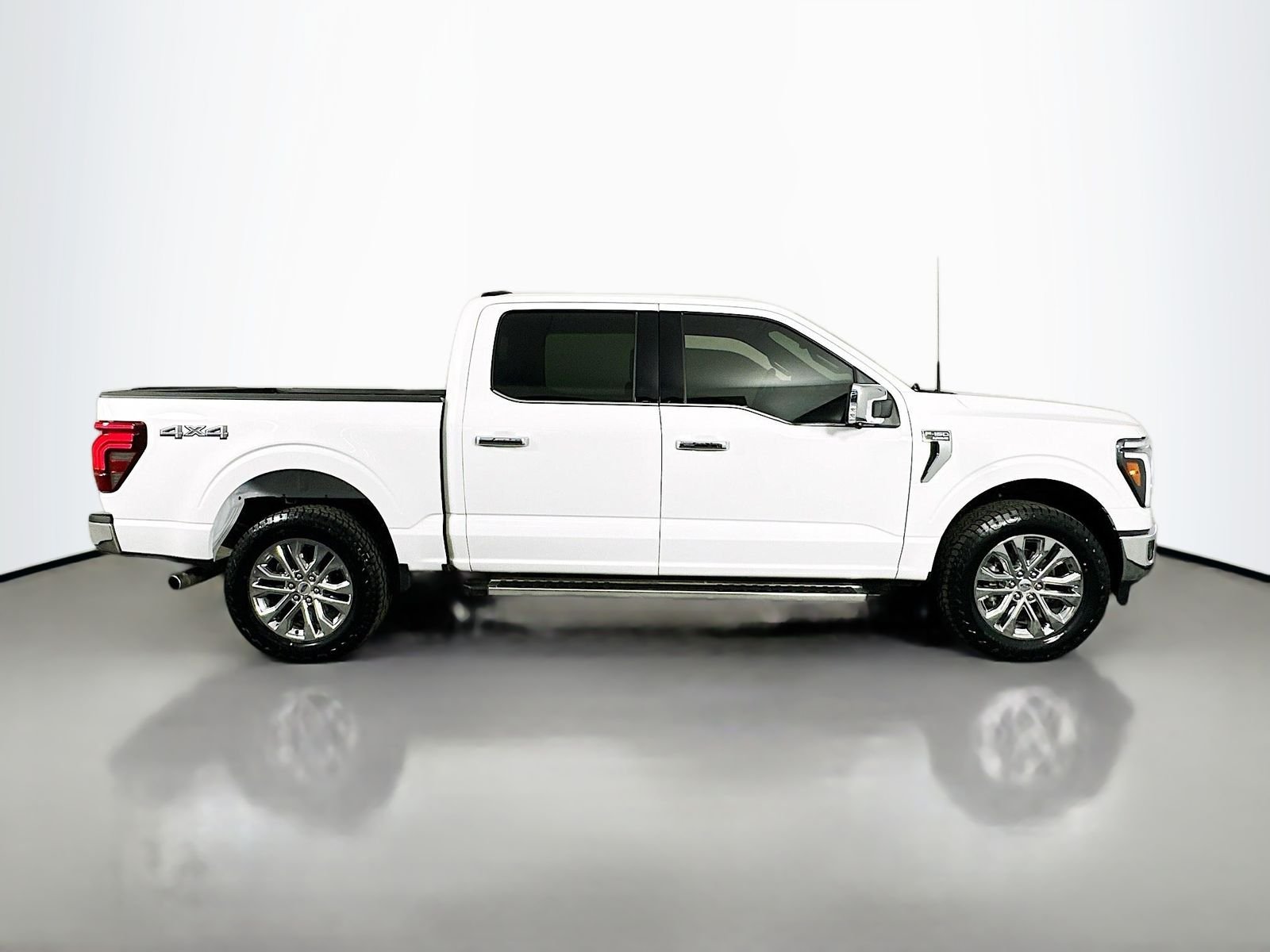 Used 2025 Oxford White Ford Lariat image 8