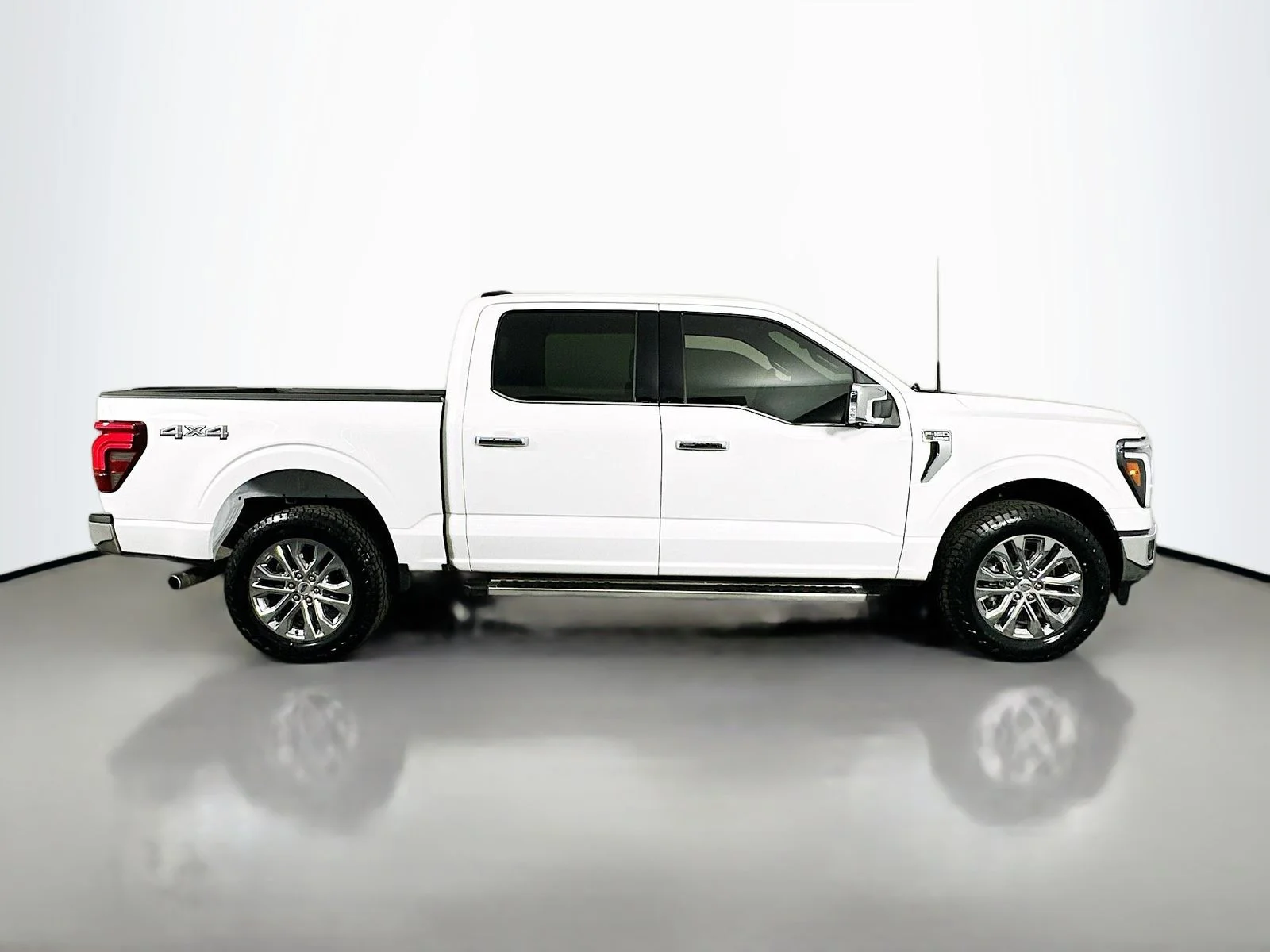 Used 2025 Oxford White Ford Lariat image 8