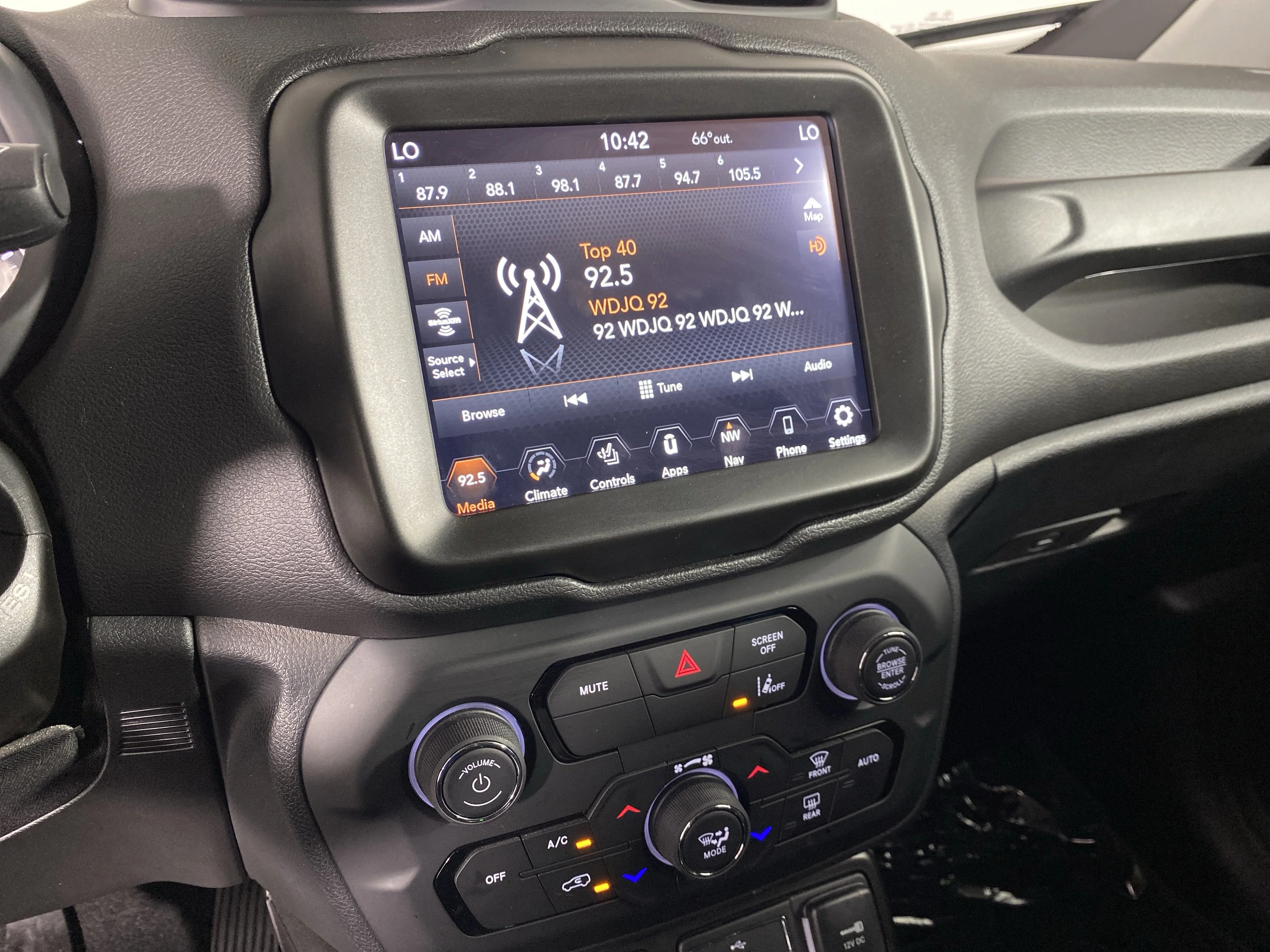 Used 2022 Bikini Metallic Clearcoat Jeep Latitude image 29