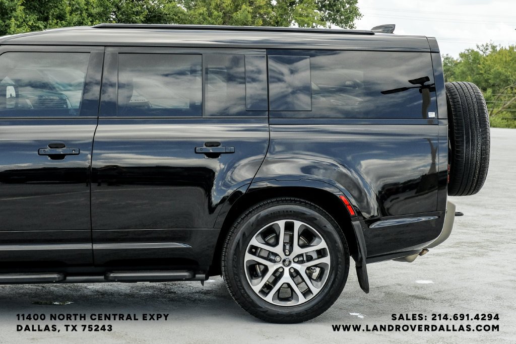 Used 2025 Black Land Rover X-Dynamic SE image 15