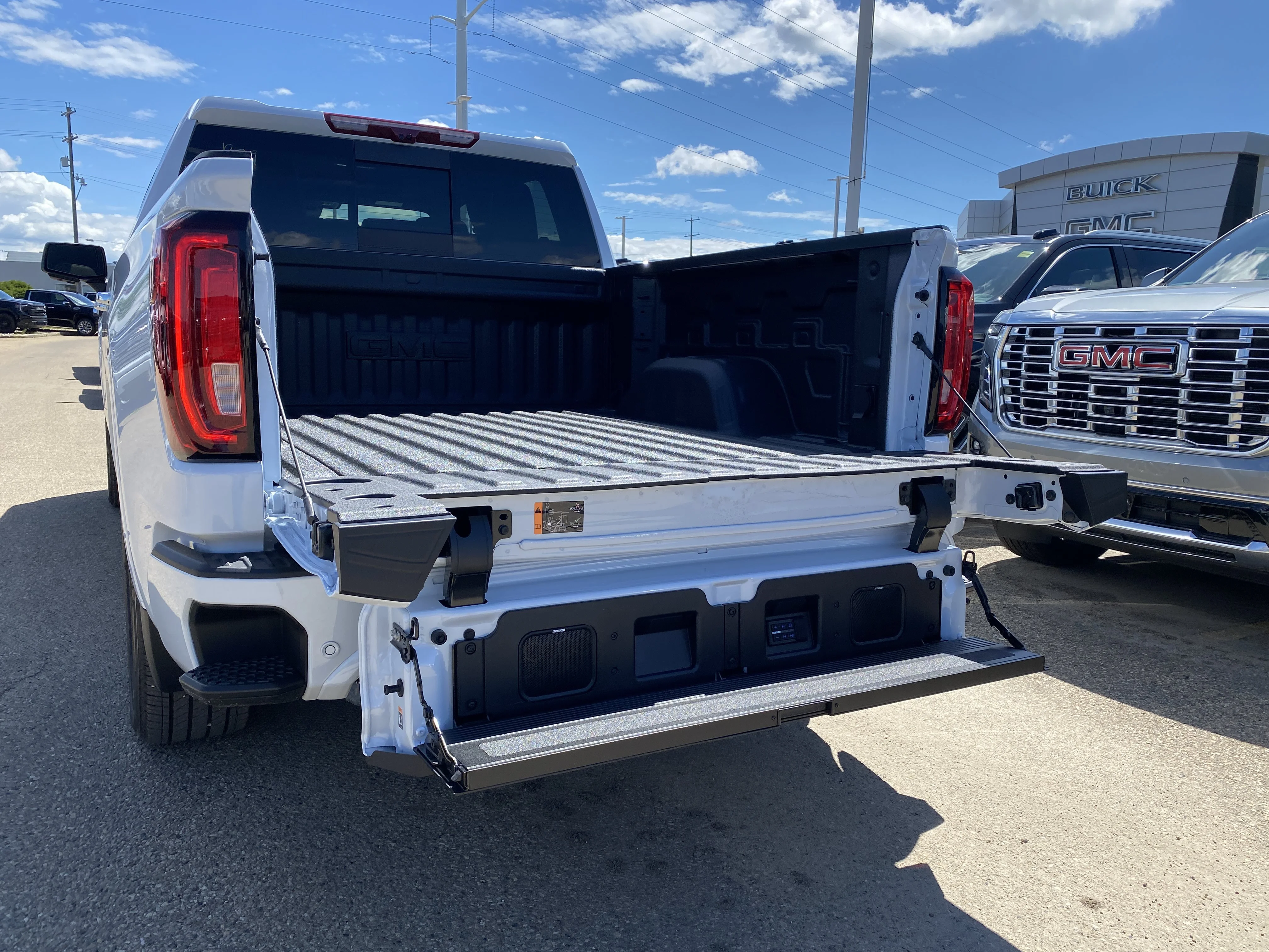 New 2026 GLACIER WHITE TRICOAT GMC Denali Ultimate image 5