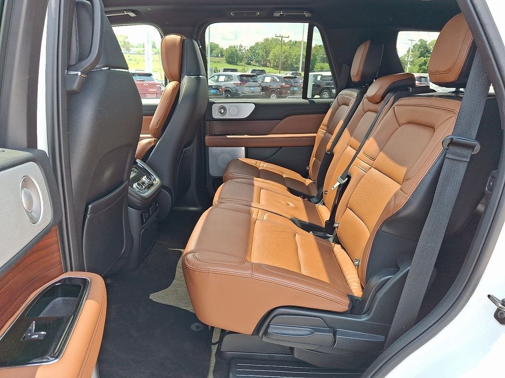 Used 2021 White Lincoln Reserve image 11