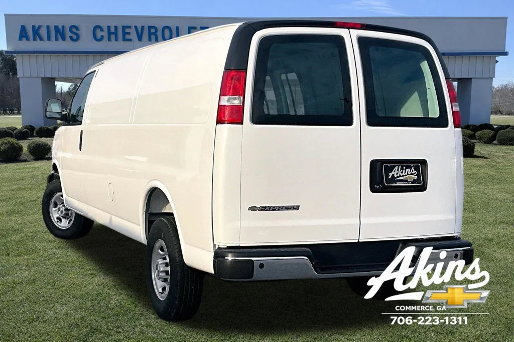 New 2025 Summit White Chevrolet WT image 3