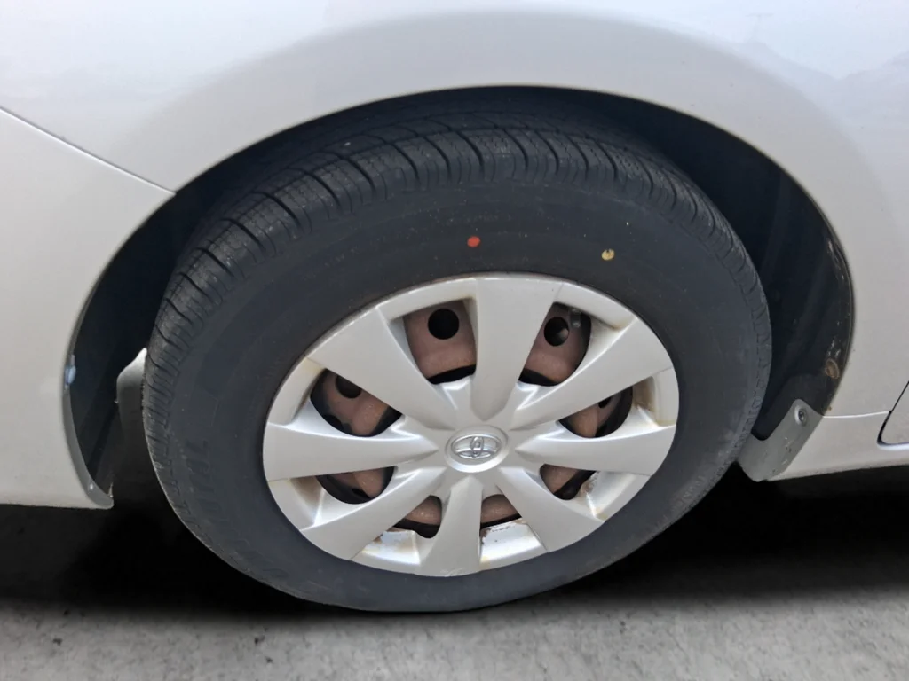 Used 2009 Silver Toyota LE image 40