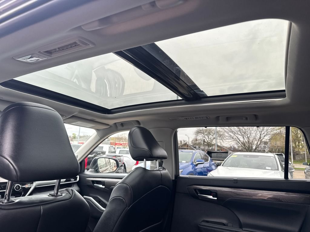 Used 2023 Gray Toyota Platinum image 41
