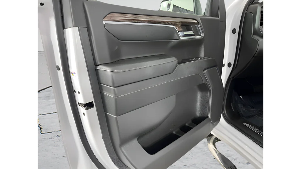 Used 2024 White Chevrolet LT image 9