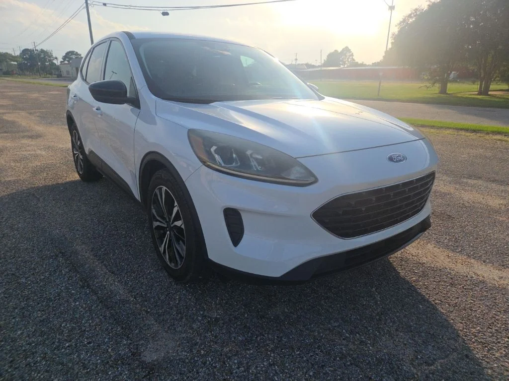 Used 2021 White Ford SE image 1