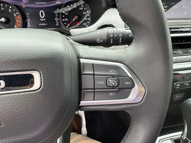 Used 2024  Jeep Latitude image 31