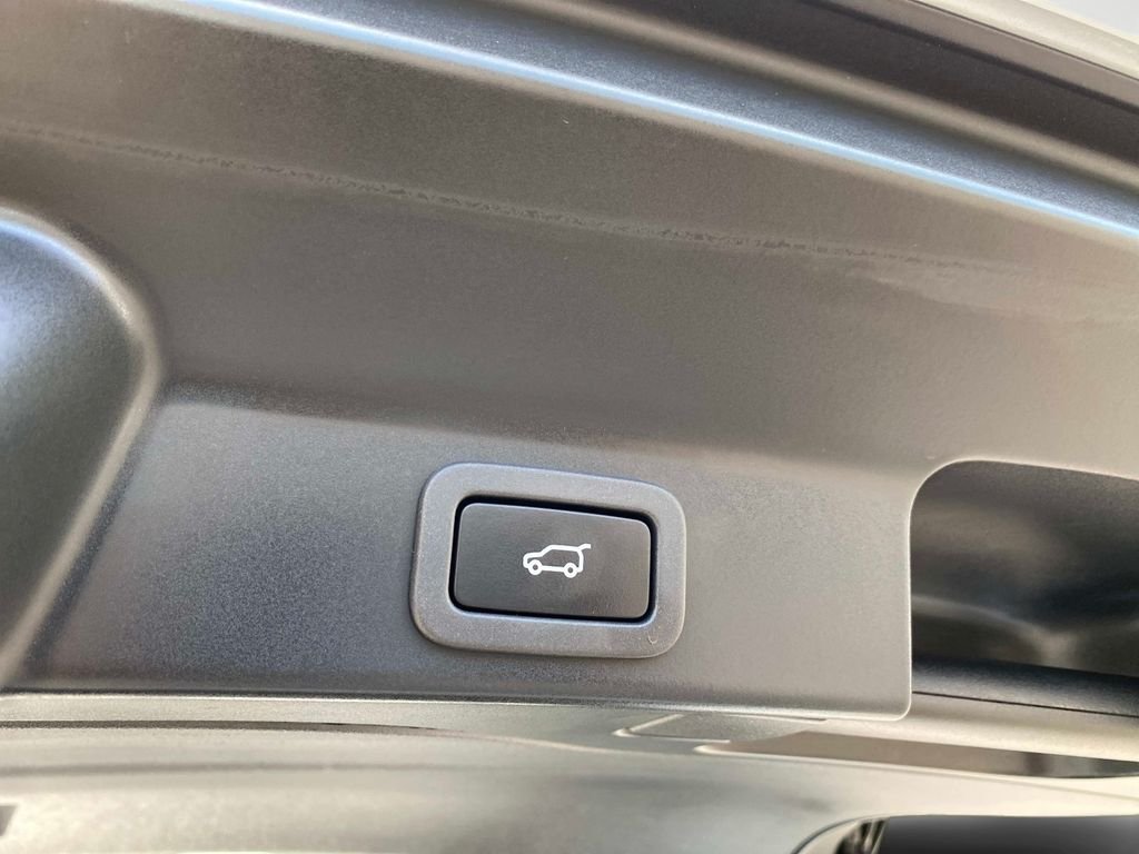 Used 2021  Jaguar P250 image 6