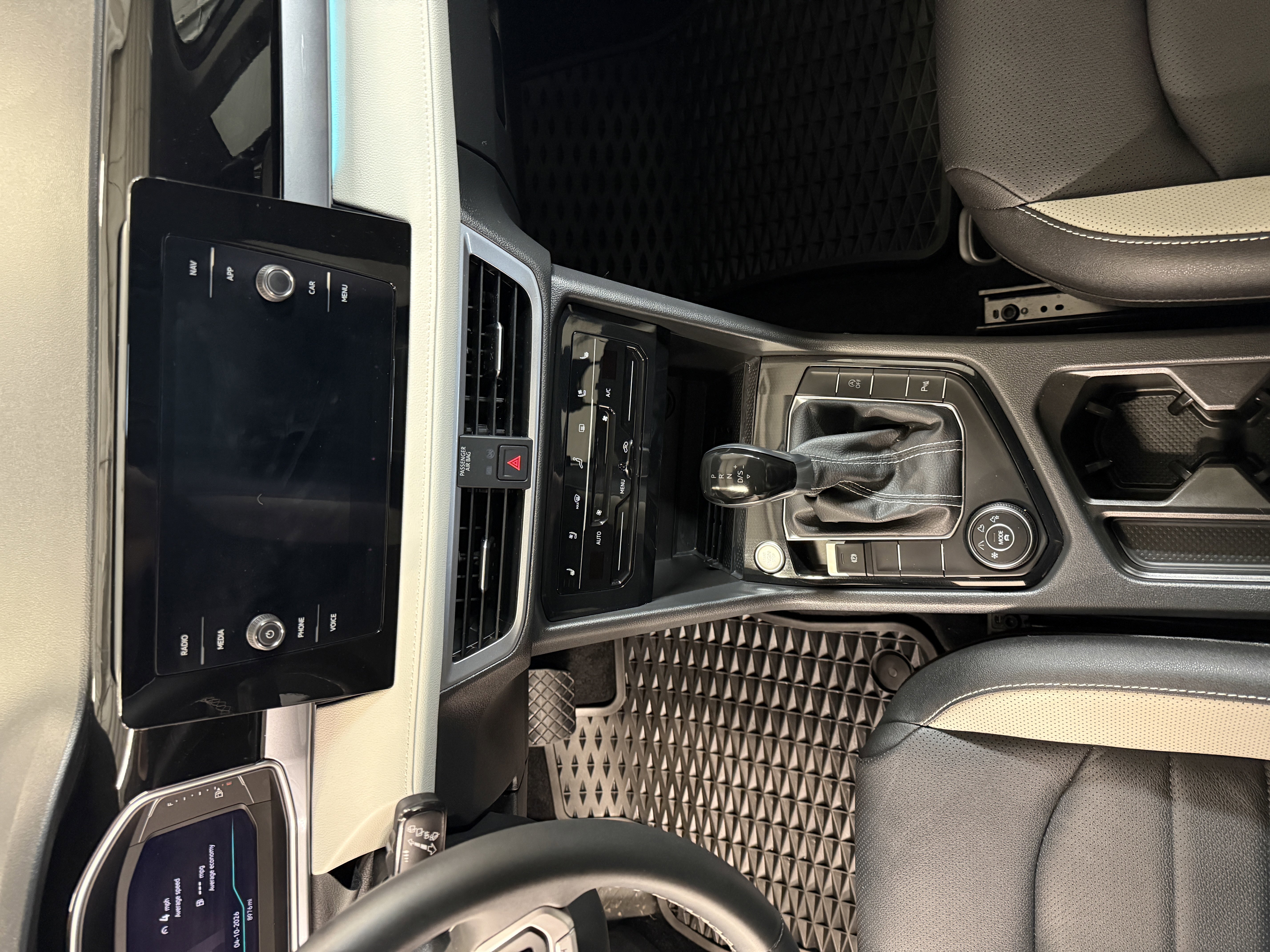 2025 Volkswagen Taos SEL - Photo 15