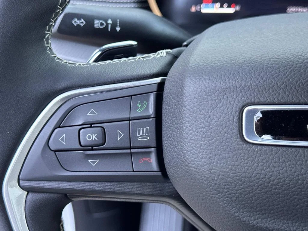 Used 2024 White Jeep Altitude image 30