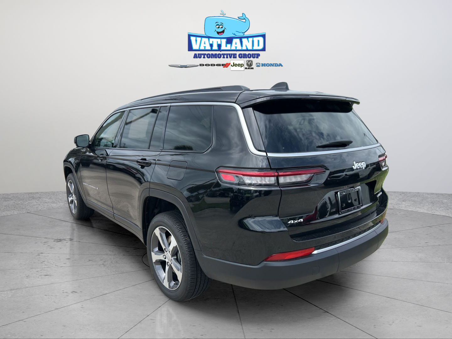 New 2026 Diamond Black Crystal Pearl-Coat Exterior Paint Jeep Limited image 3