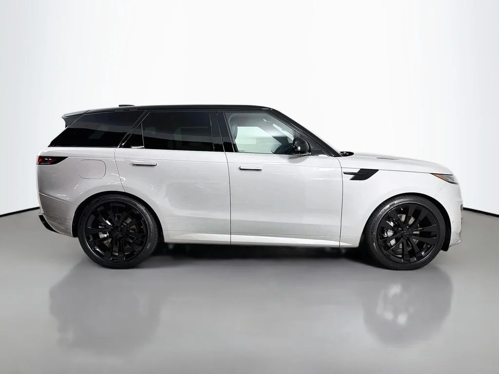 New 2026 Borasco Grey Land Rover Dynamic SE image 4